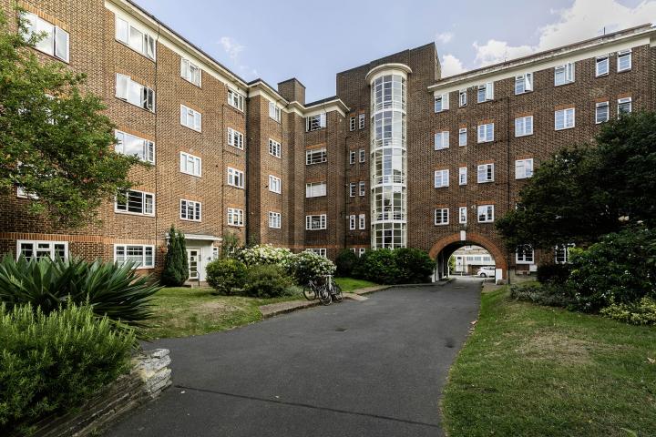 			Studio Apartment, 1 bath, 1 reception Flat			 Embassy House, West End Lane, West Hampstead